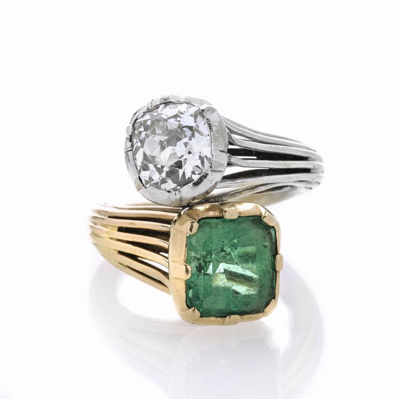 Anello contrariè in oro bianco e giallo, diamante e smeraldo