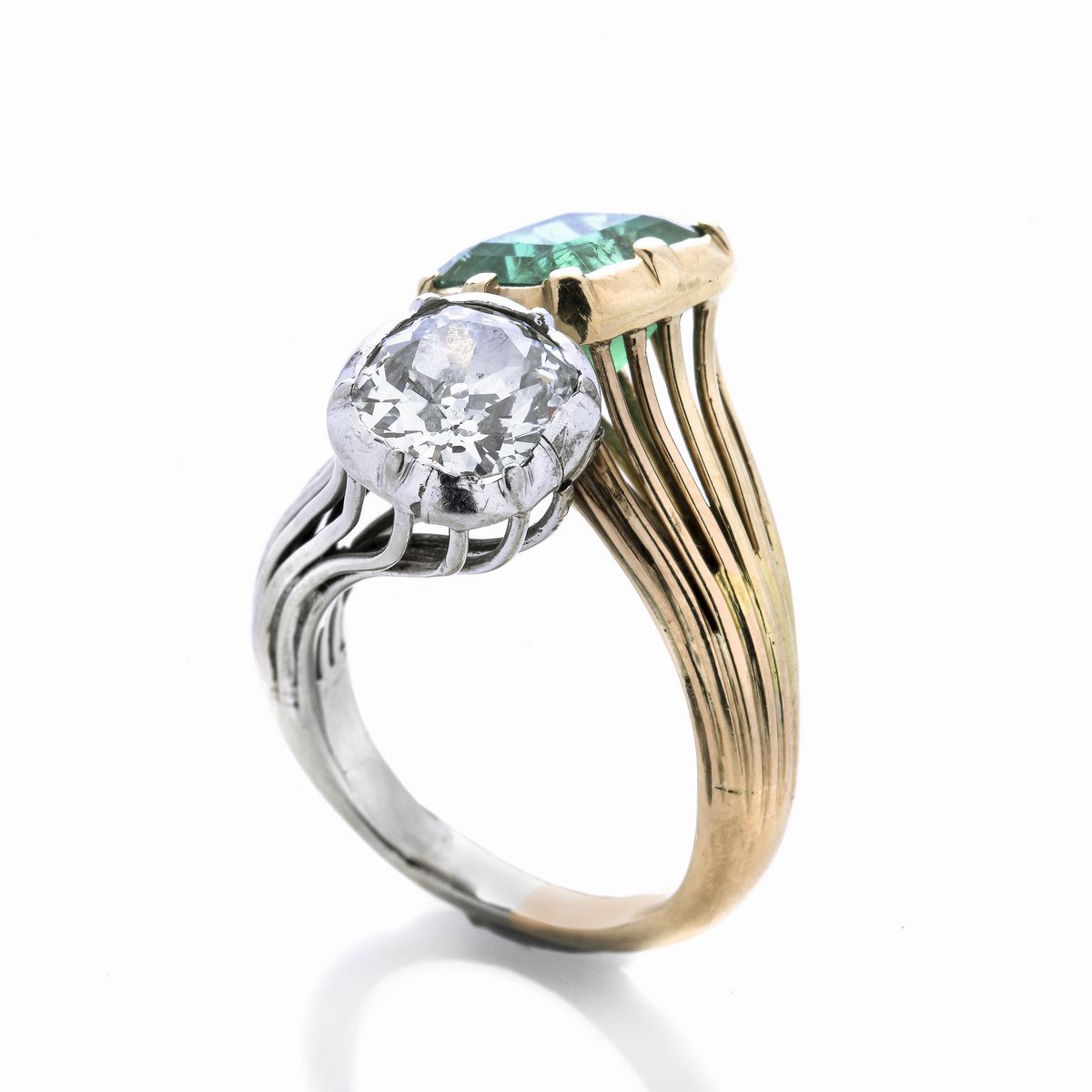 Anello contrariè in oro bianco e giallo, diamante e smeraldo