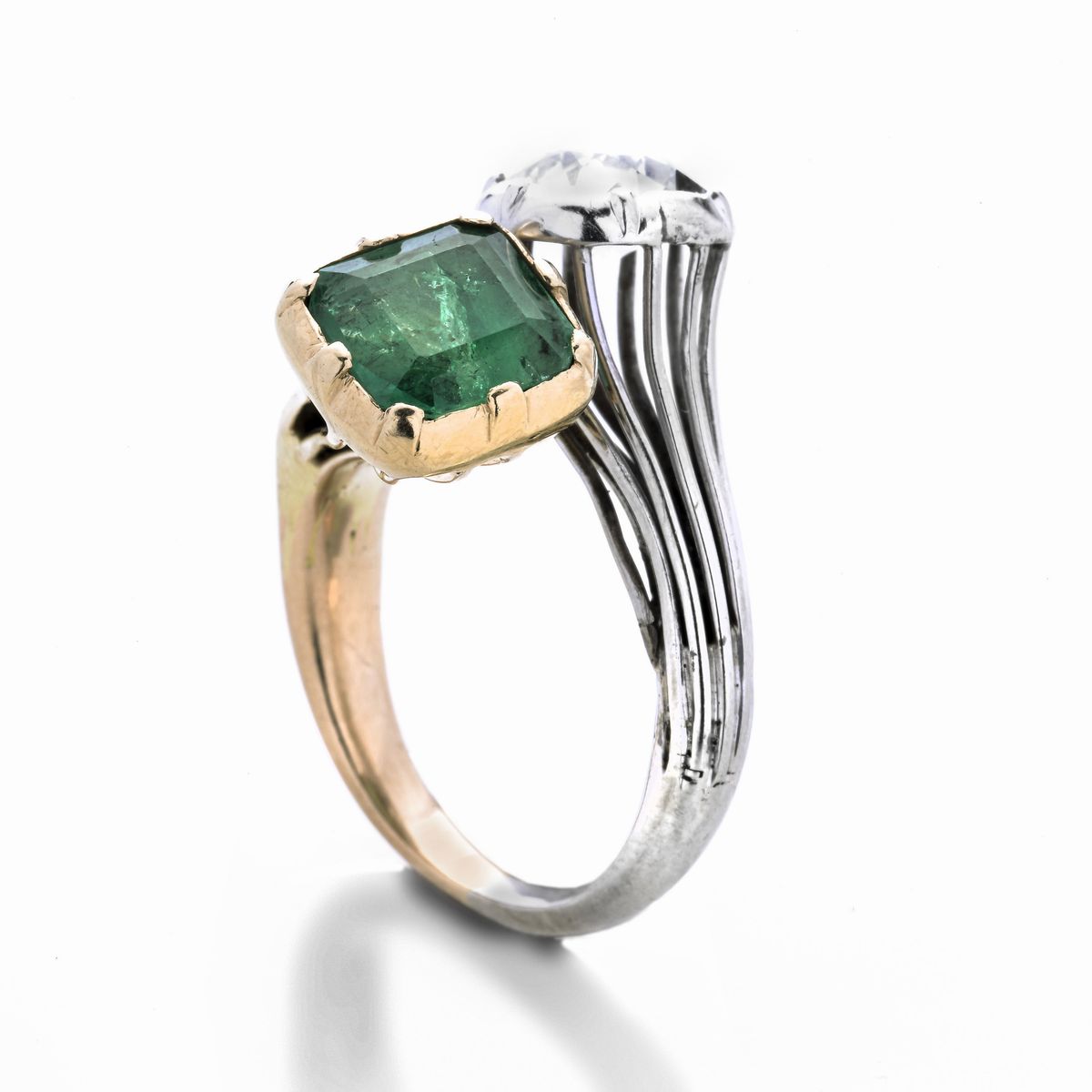 Anello contrariè in oro bianco e giallo, diamante e smeraldo