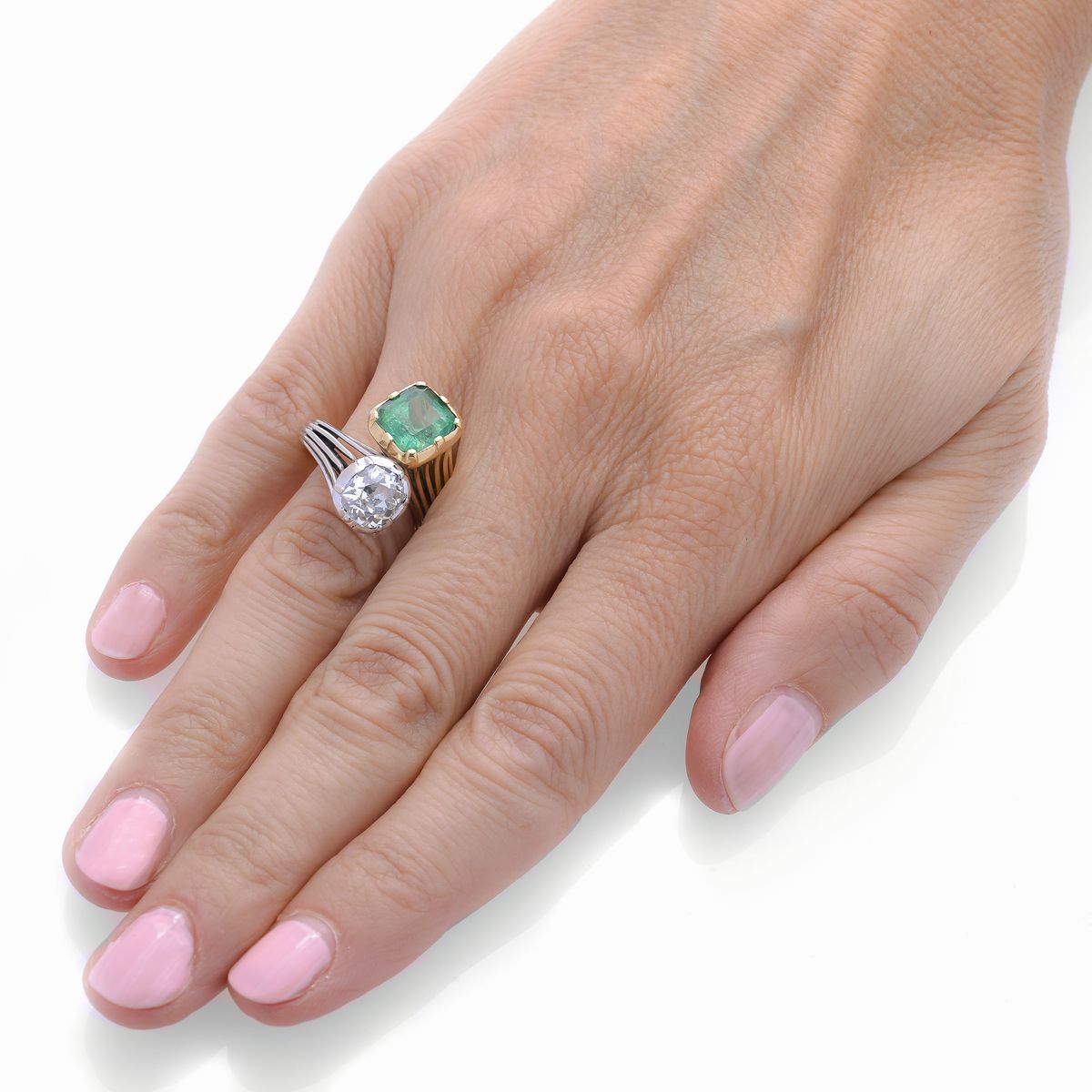 Anello contrariè in oro bianco e giallo, diamante e smeraldo