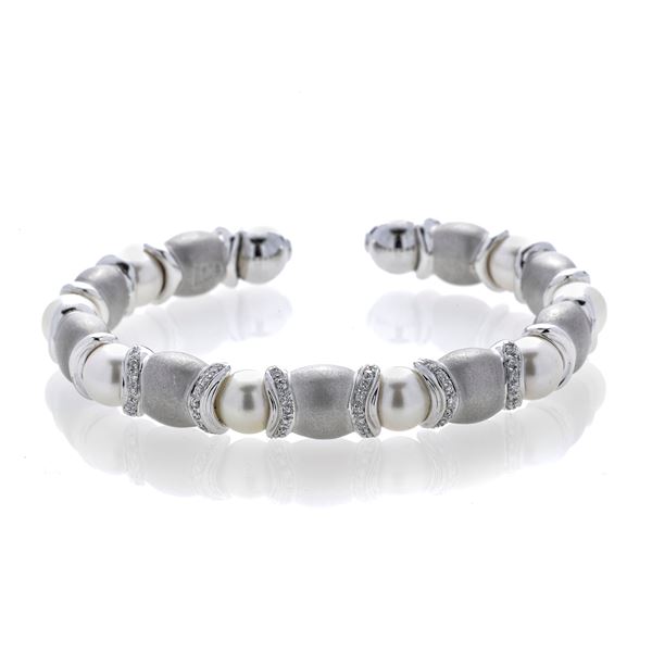 Rigid bracelet in white gold, satin gold, cultured pearls and diamonds