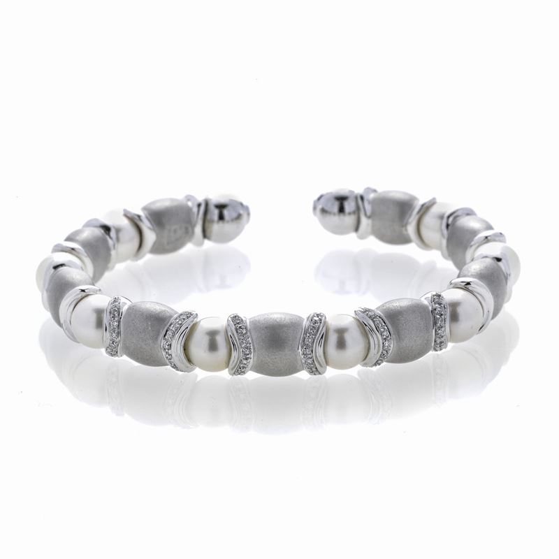 Bracciale rigido in oro bianco, oro satinato, perle coltivate e diamanti