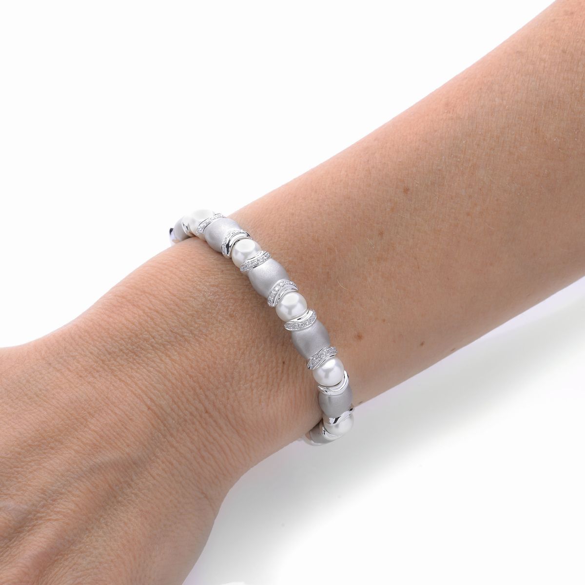 Bracciale rigido in oro bianco, oro satinato, perle coltivate e diamanti