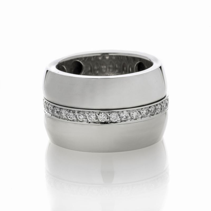 Anello a fascia girevole in oro bianco e diamanti