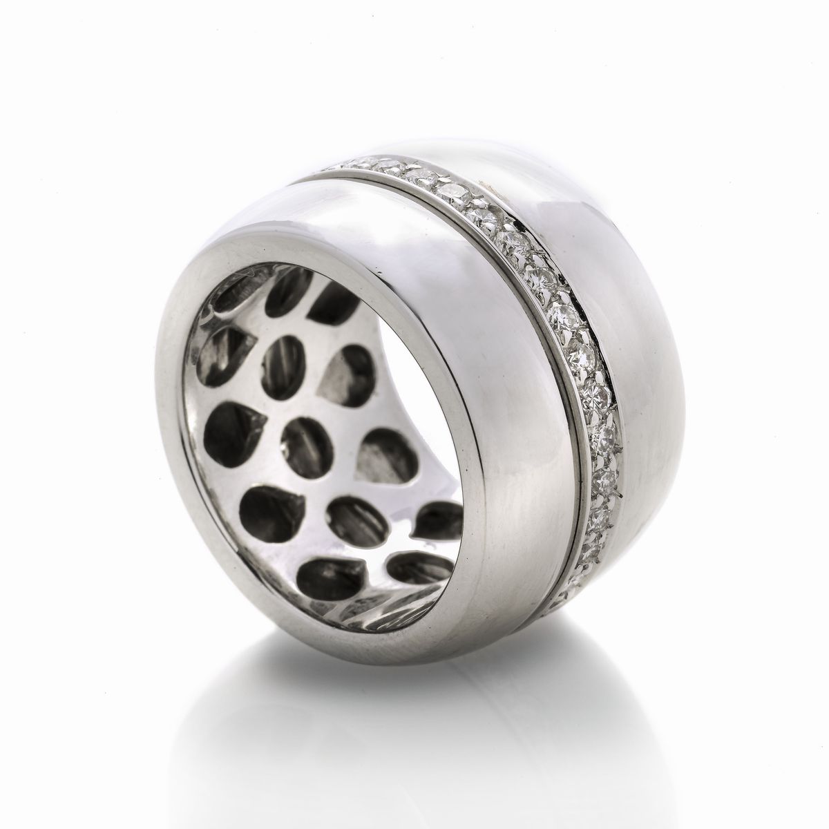 Anello a fascia girevole in oro bianco e diamanti