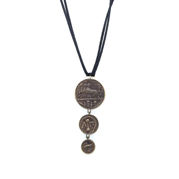 Necklace in yellow gold with coins and trimmings
