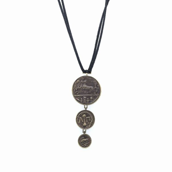 Collana in oro giallo, con monete e passamaneria