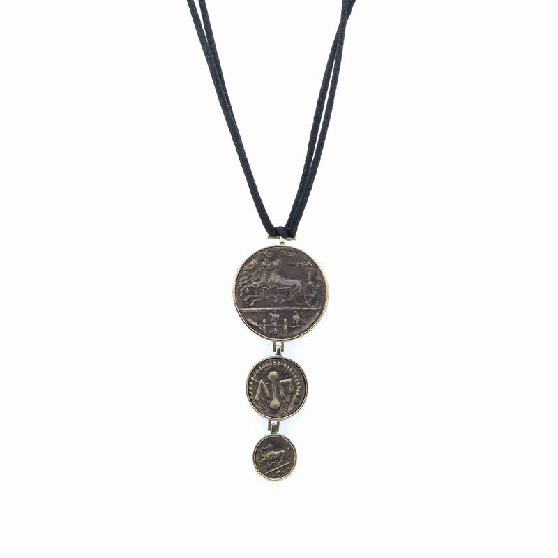 Collana in Oro Giallo, con Monete e Passamaneria