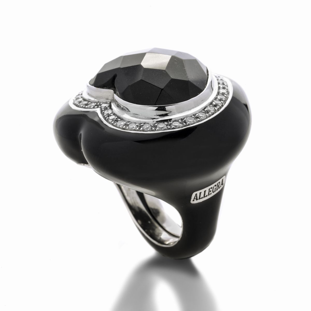 Anello in Oro Bianco, Smalto Nero, Onice e Diamanti