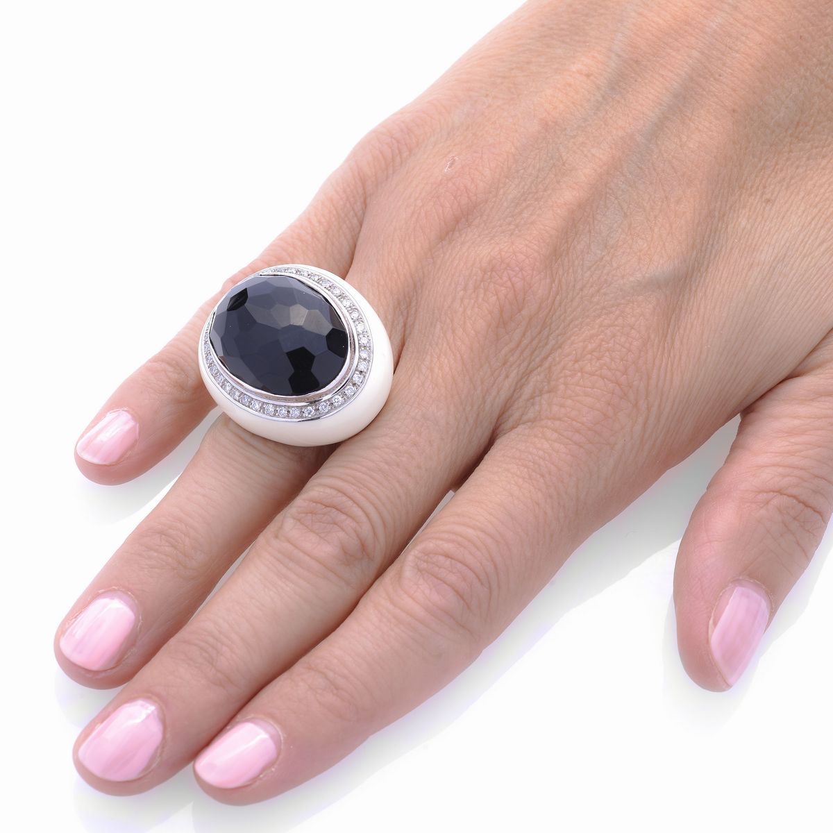 Anello in Oro Bianco, Smalto Color Crema, Onice e Diamanti
