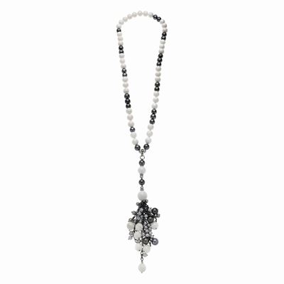Lunga Collana in Oro Bianco, Perle Tahiti, Agata Bianca e Diamanti