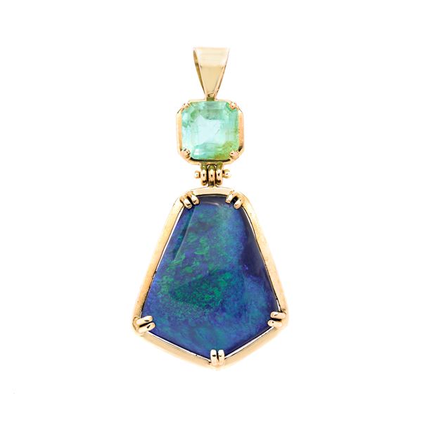 Pendant in yellow gold, green beryl and opal