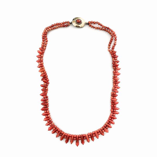 Girocollo in corallo rosso e oro giallo  (Anni Cinquanta)  - Asta Asta di Gioielli Antichi, Moderni e Orologi - Curio - Casa d'aste in Firenze