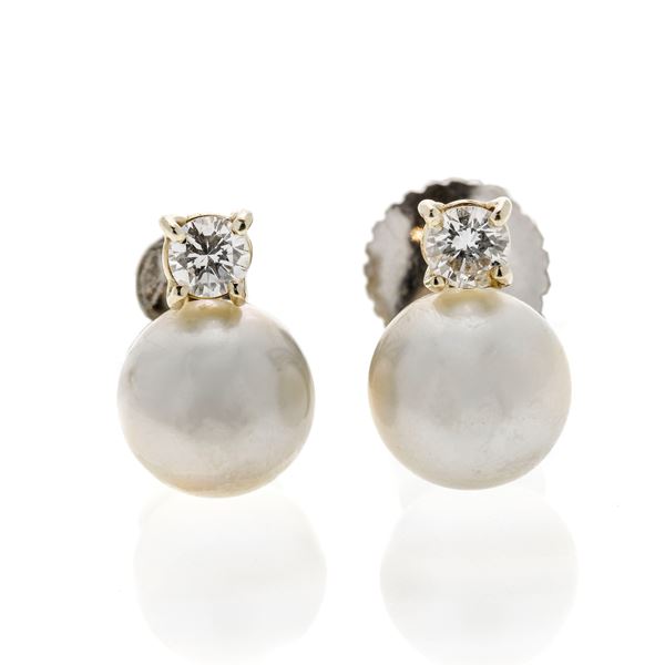Pair of earrings in yellow gold, diamonds and cultured pearls