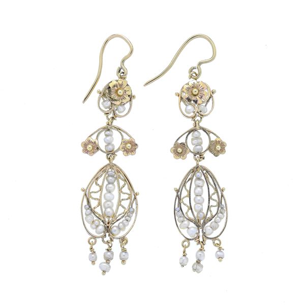 OROPA DI VALERIO PASSERINI - Pair of pendant earrings in yellow gold and micro-pearls Oropa