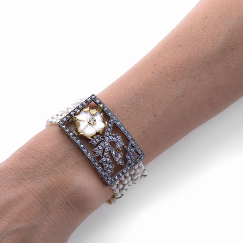 Bracciale in oro giallo, argento, perle coltivate, madreperla e diamanti