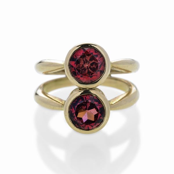 Ring in yellow gold and garnets