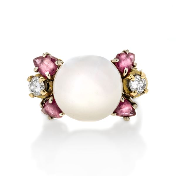 Ring in yellow gold, diamonds, rubies and cultured pearl