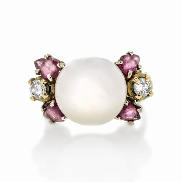 Anello in oro giallo, diamanti, rubini e perla coltivata