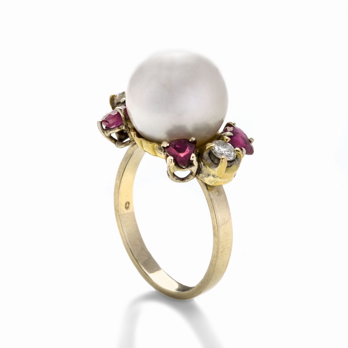 Anello in oro giallo, diamanti, rubini e perla coltivata
