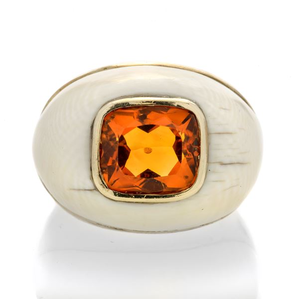 Big ring in yellow gold, cream-colored enamel and topaz