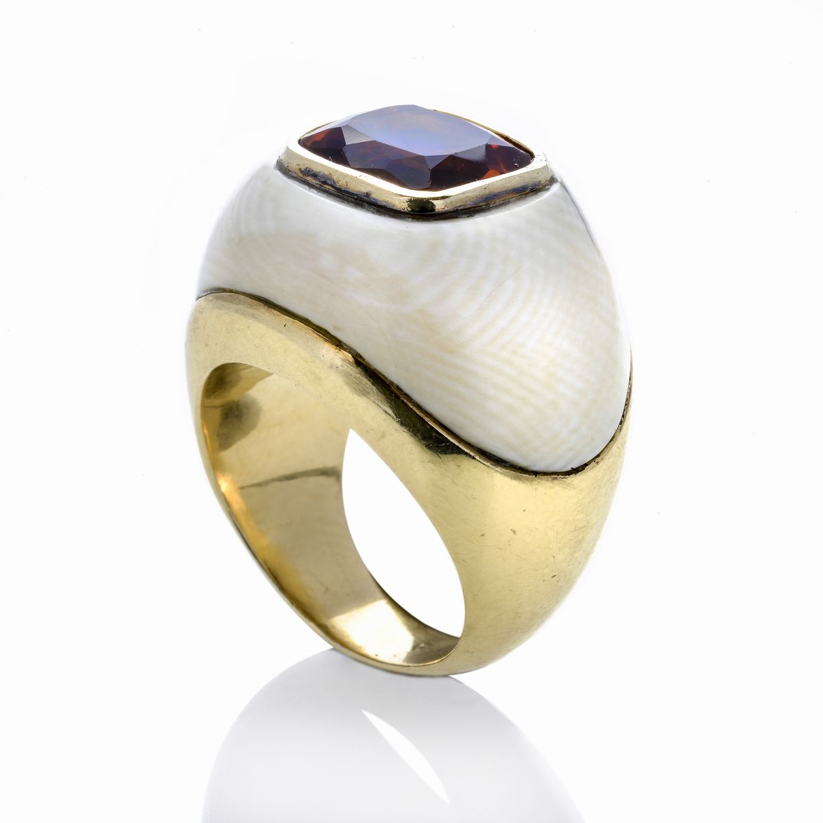 Grande Anello in Oro Giallo, Smalto Color Crema e Topazio