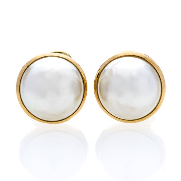 Pair of clip earrings in yellow gold and mabè pearl