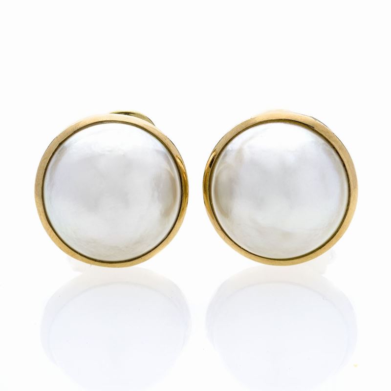 Paio di orecchini a clips in oro giallo e perla mabè