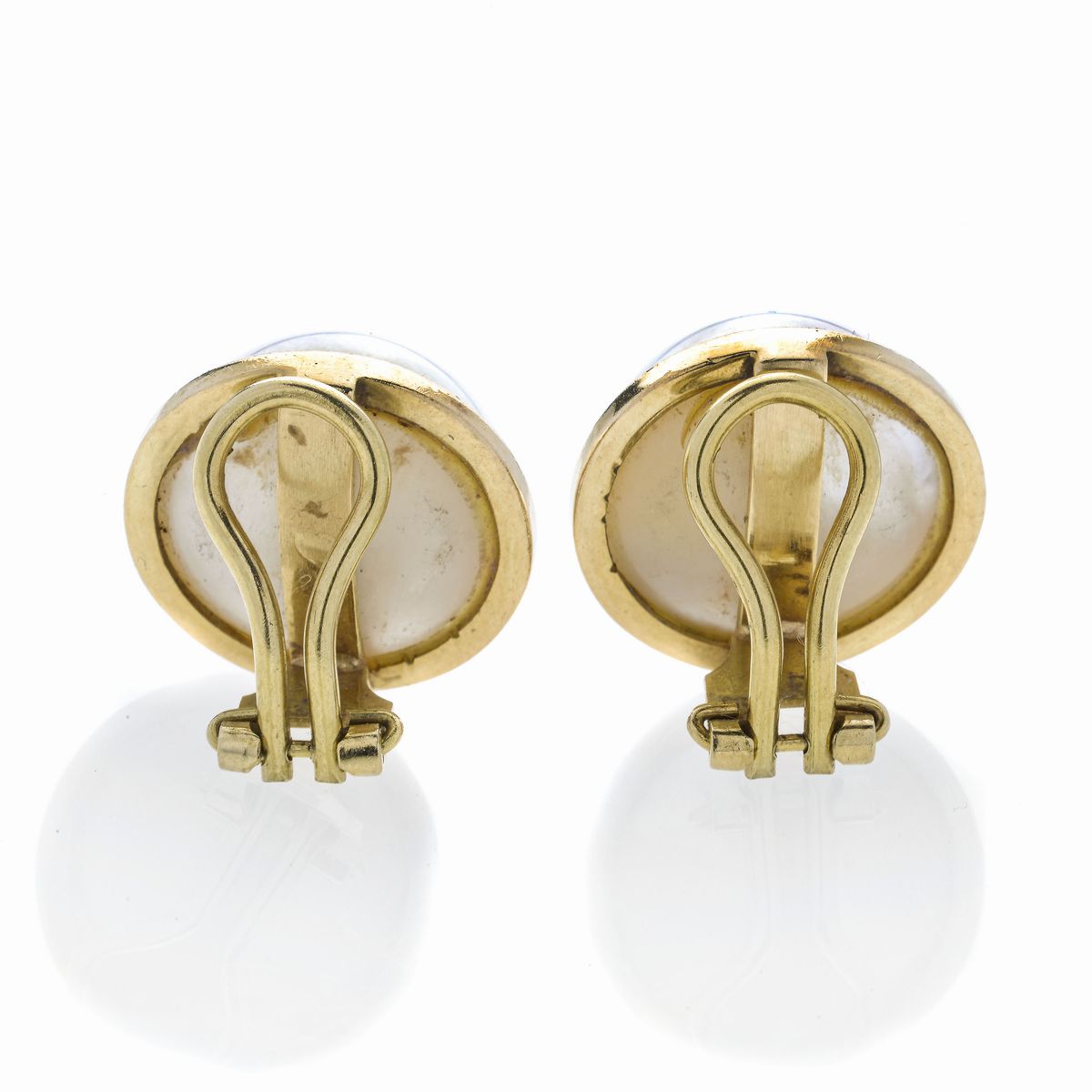 Paio di orecchini a clips in oro giallo e perla mabè