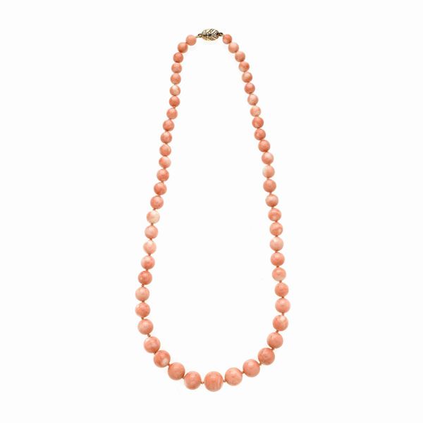 Pink coral, yellow gold and diamonds necklace