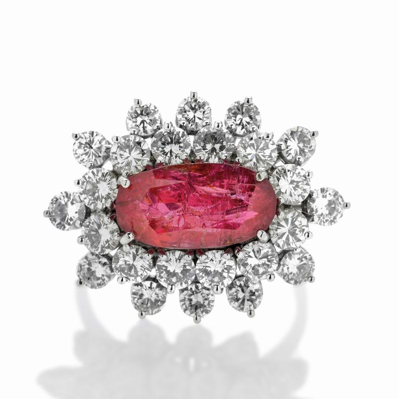 Anello in oro bianco, diamanti e spinello rosa naturale