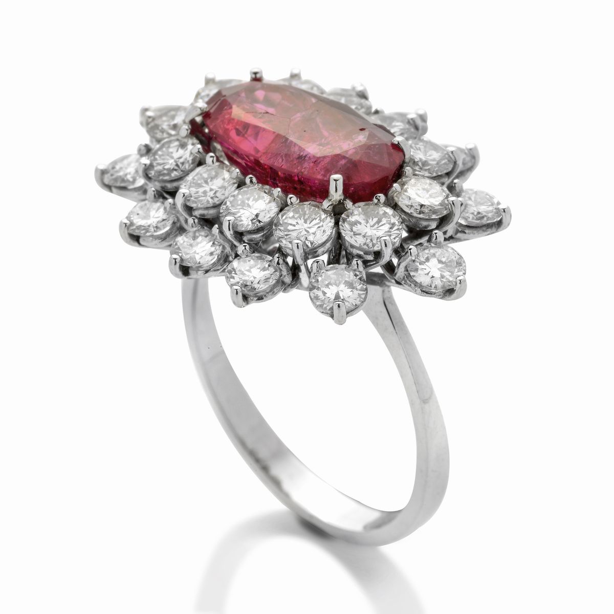 Anello in oro bianco, diamanti e spinello rosa naturale