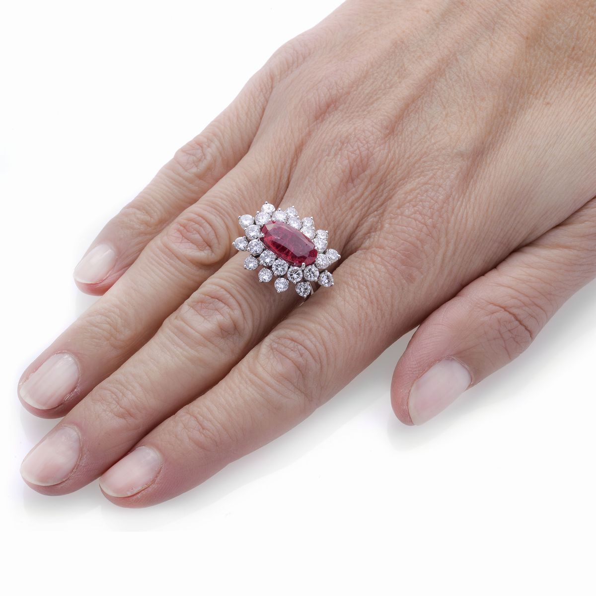 Anello in oro bianco, diamanti e spinello rosa naturale