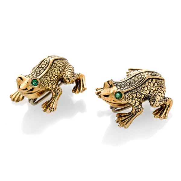 Pair of Frog brooches in yellow gold and emeralds