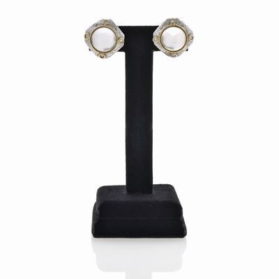 Paio di Orecchini a Clips in Oro Bianco, Giallo, Diamanti e Perle Mabè