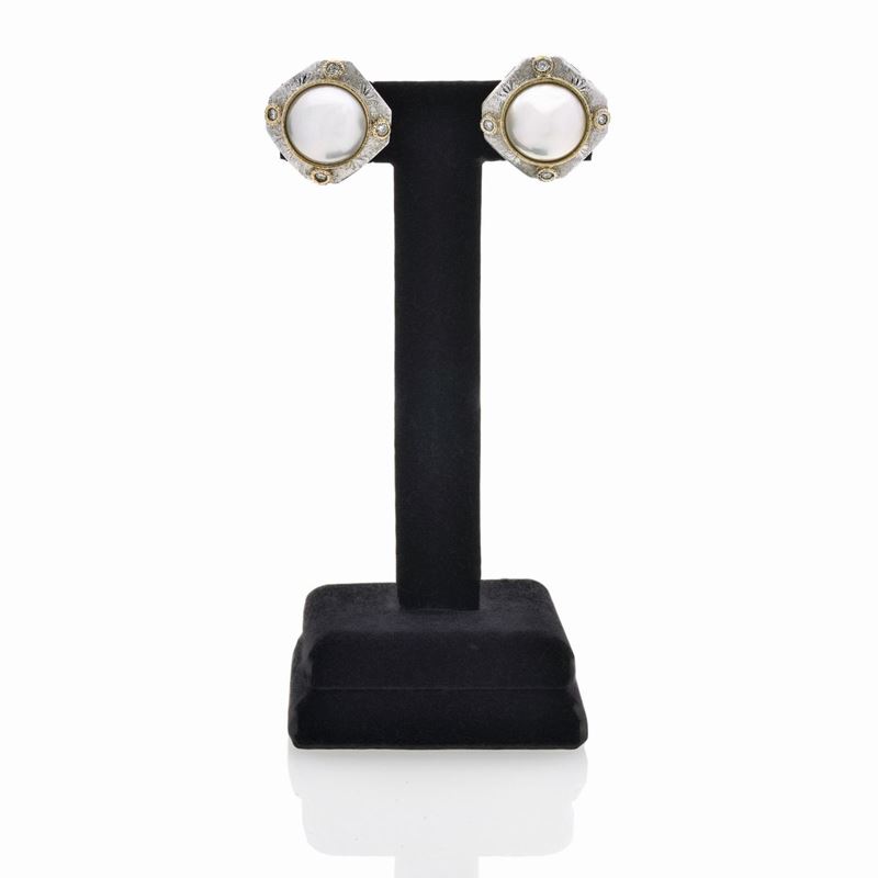 Paio di Orecchini a Clips in Oro Bianco, Giallo, Diamanti e Perle Mabè