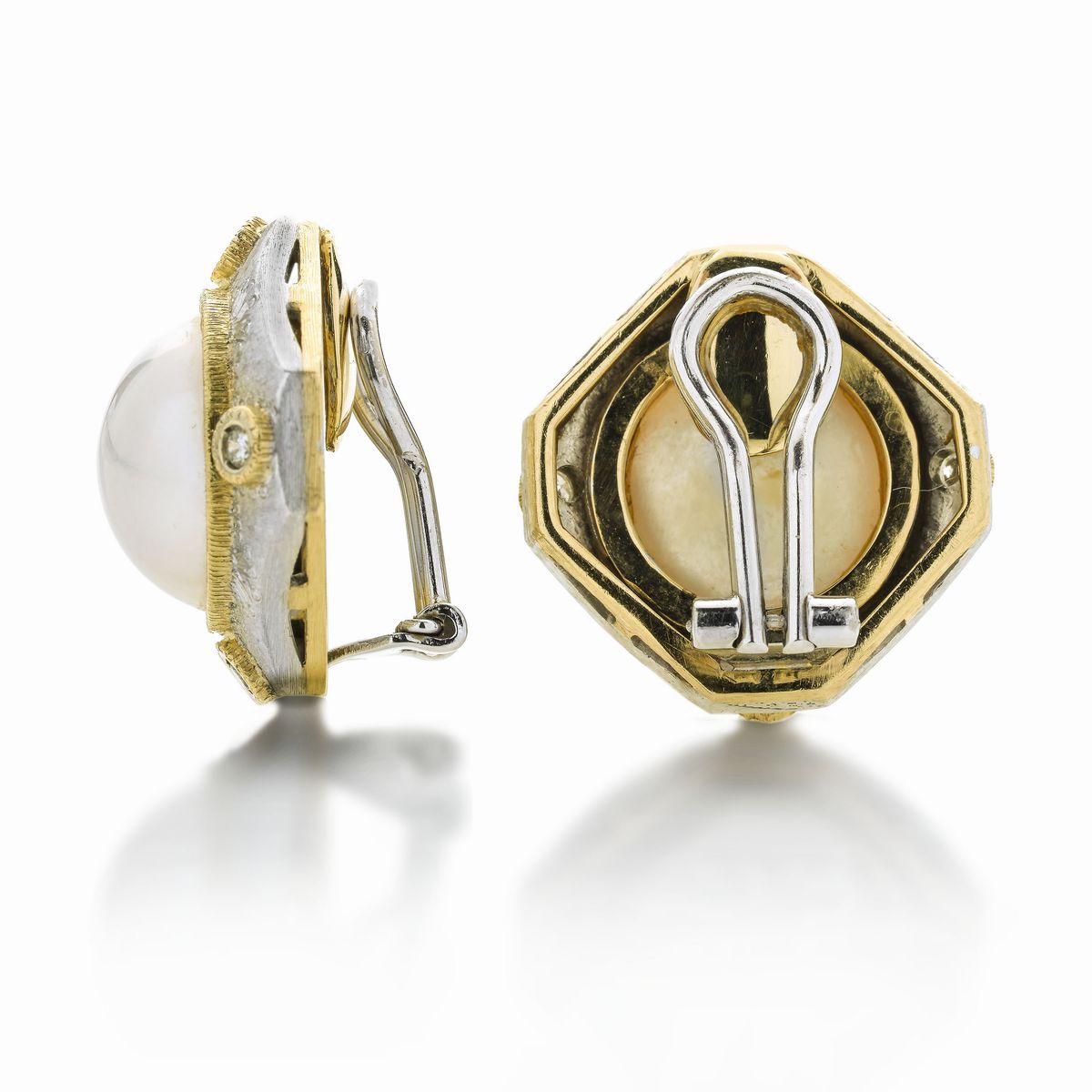 Paio di Orecchini a Clips in Oro Bianco, Giallo, Diamanti e Perle Mabè