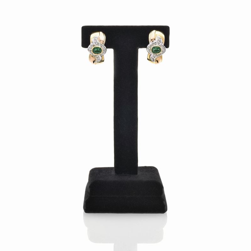 Paio di orecchini a clips in oro giallo, oro bianco, diamanti e smeraldo