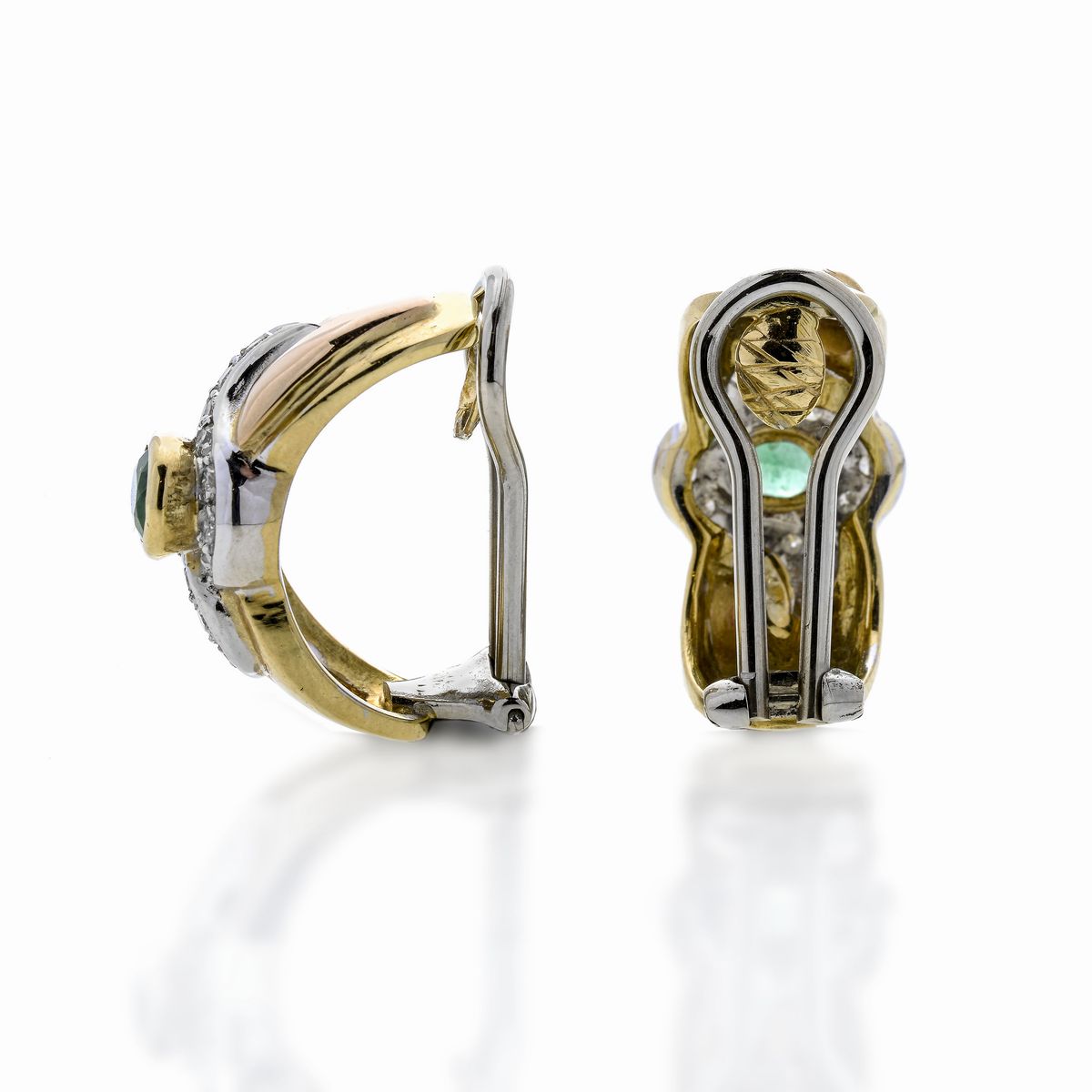 Paio di orecchini a clips in oro giallo, oro bianco, diamanti e smeraldo