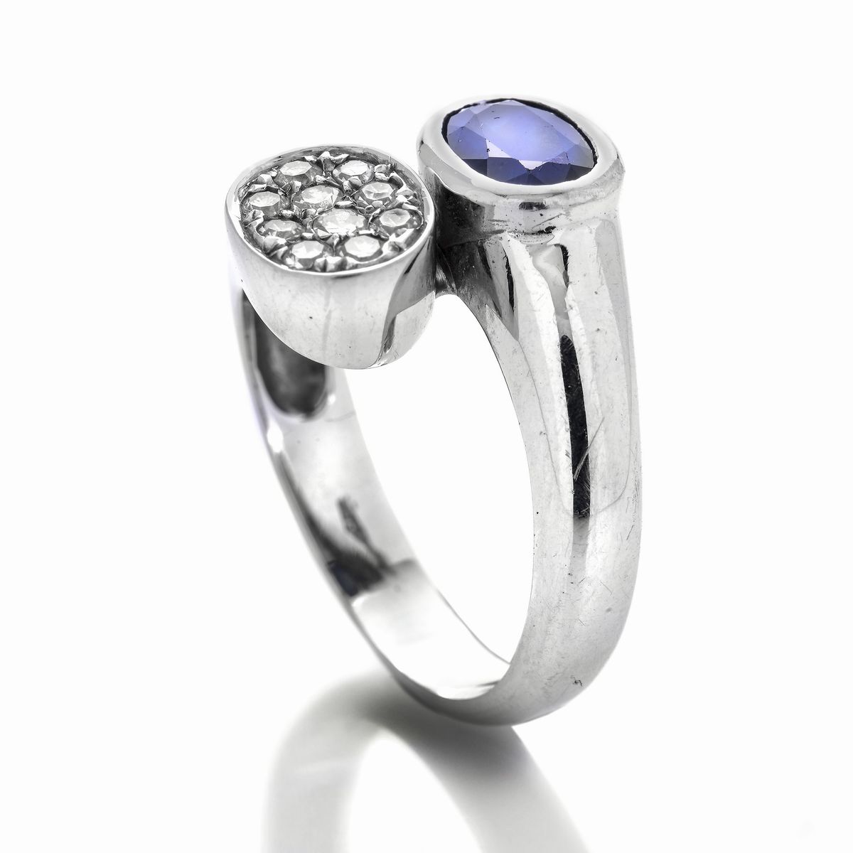 Anello Contrariè in Oro Bianco, Zaffiro e Diamanti