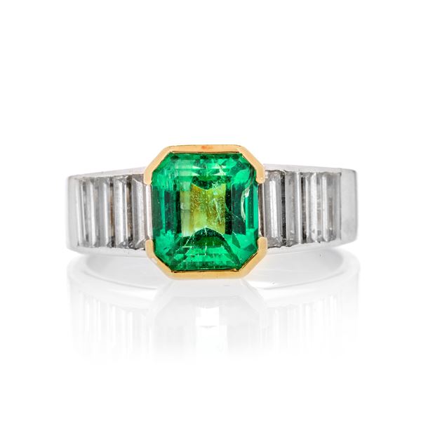 Band ring in yellow gold, white gold, diamonds and emerald