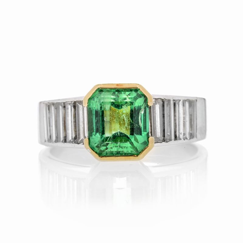 Anello a fascia in oro giallo, oro bianco, diamanti e smeraldo