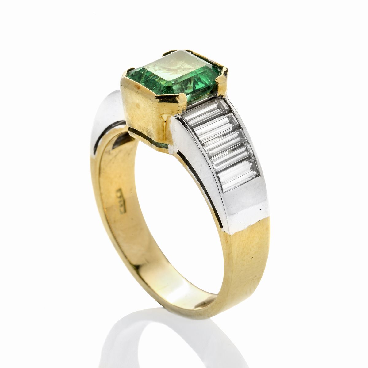 Anello a fascia in oro giallo, oro bianco, diamanti e smeraldo