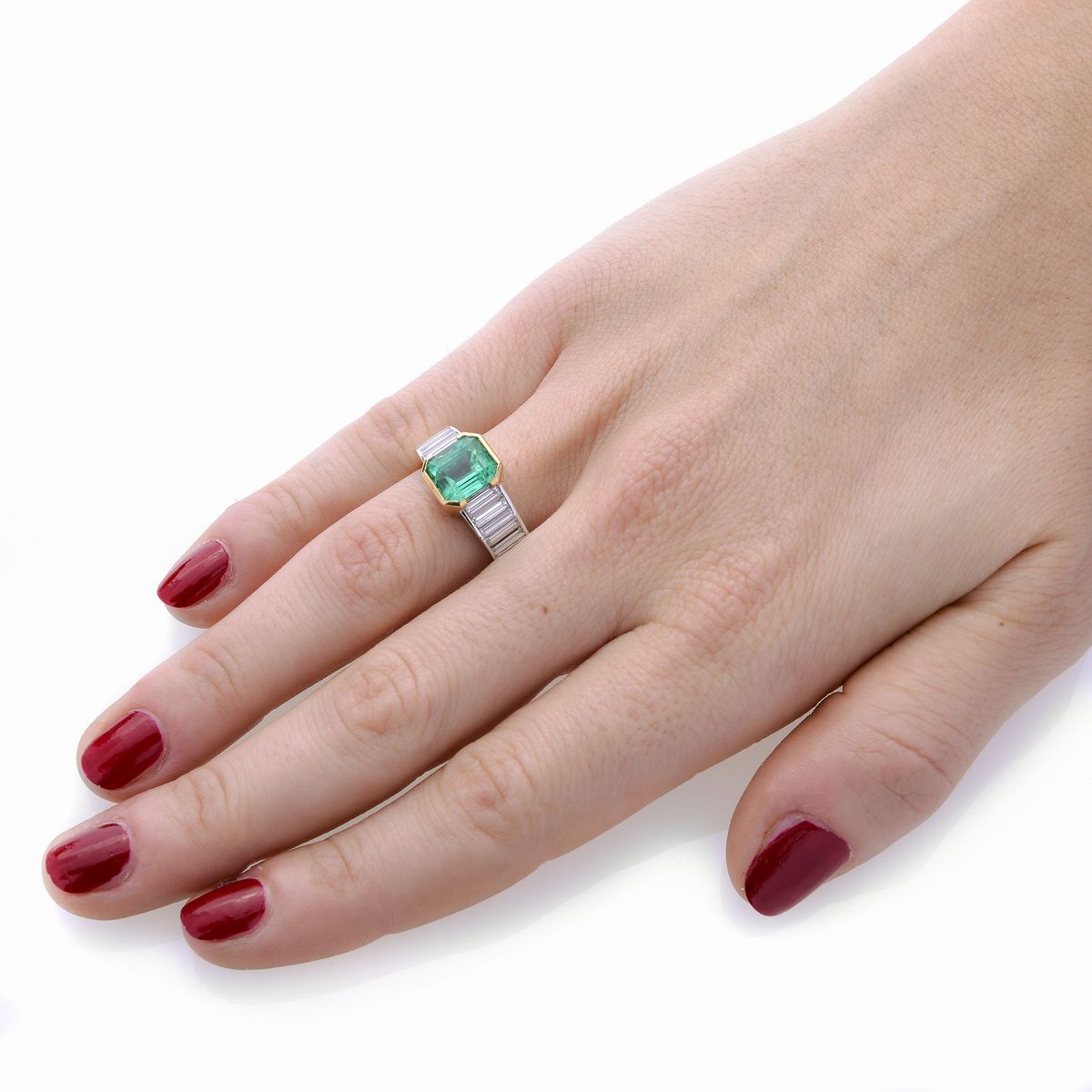 Anello a fascia in oro giallo, oro bianco, diamanti e smeraldo