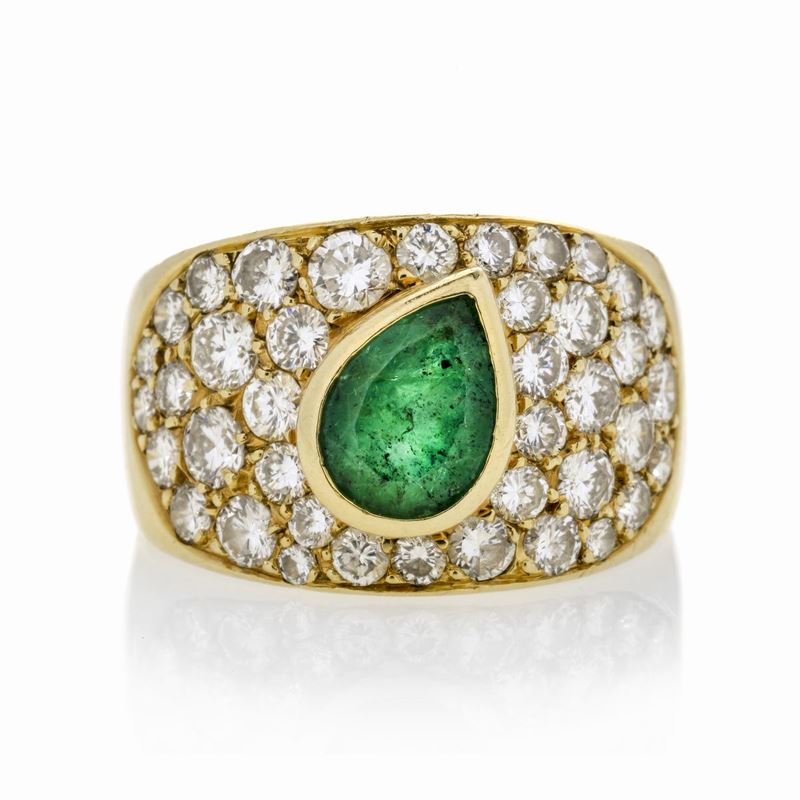 Anello a fascia in oro giallo, diamanti e smeraldo
