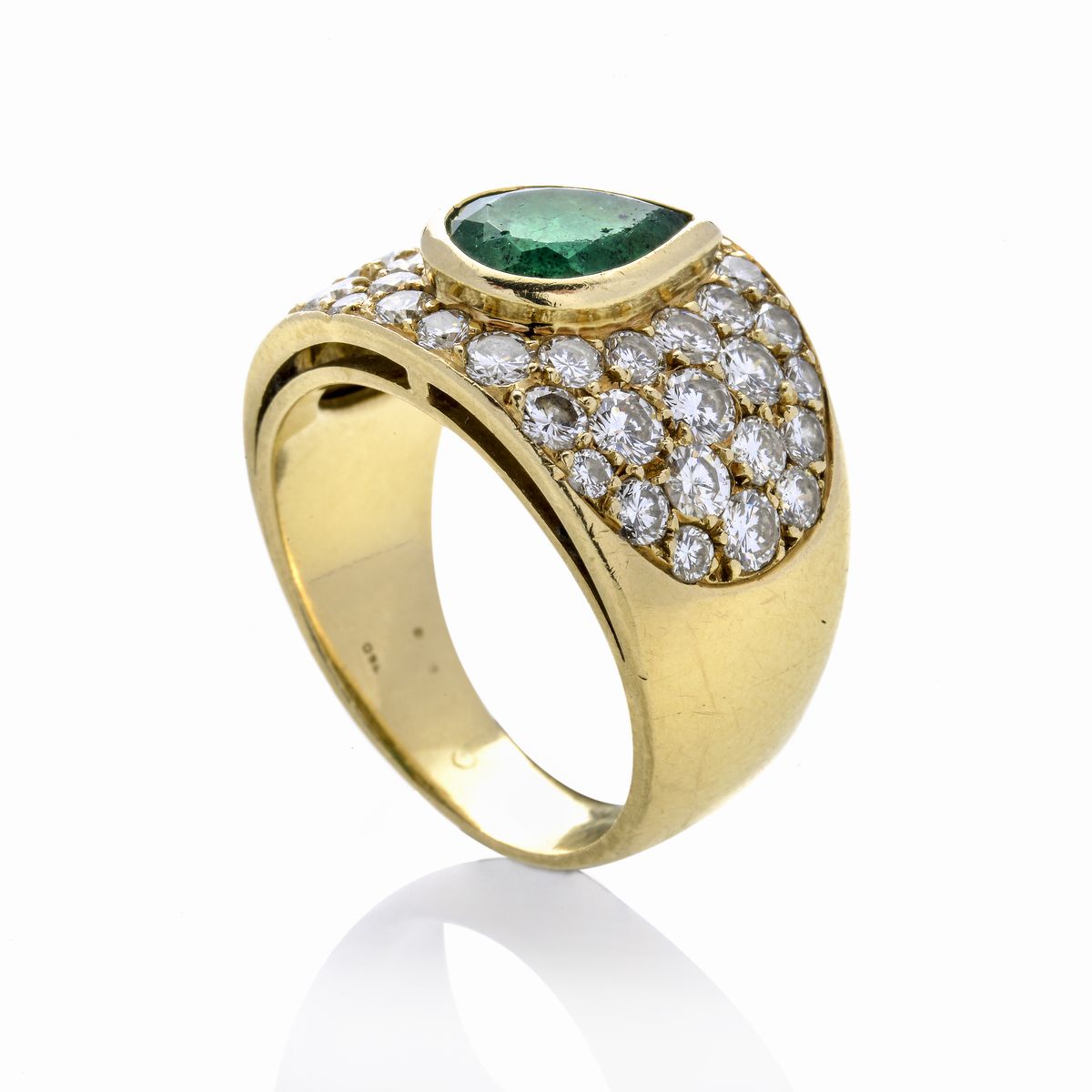 Anello a fascia in oro giallo, diamanti e smeraldo
