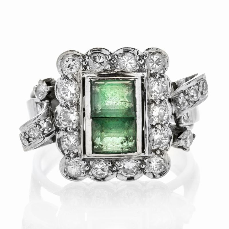 Anello in oro bianco, diamanti e smeraldi