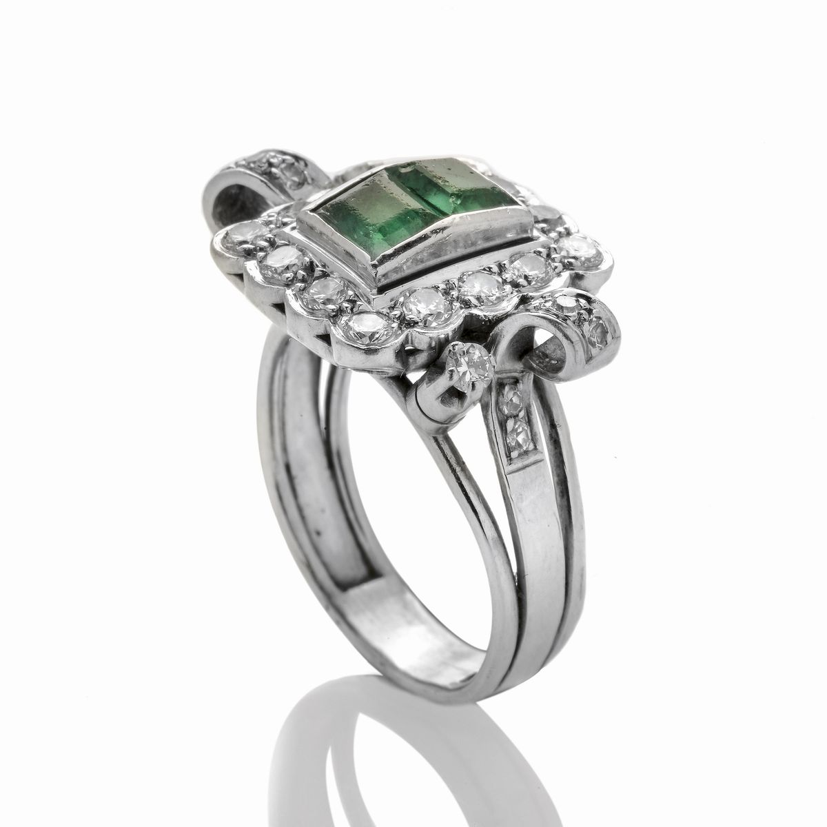 Anello in oro bianco, diamanti e smeraldi