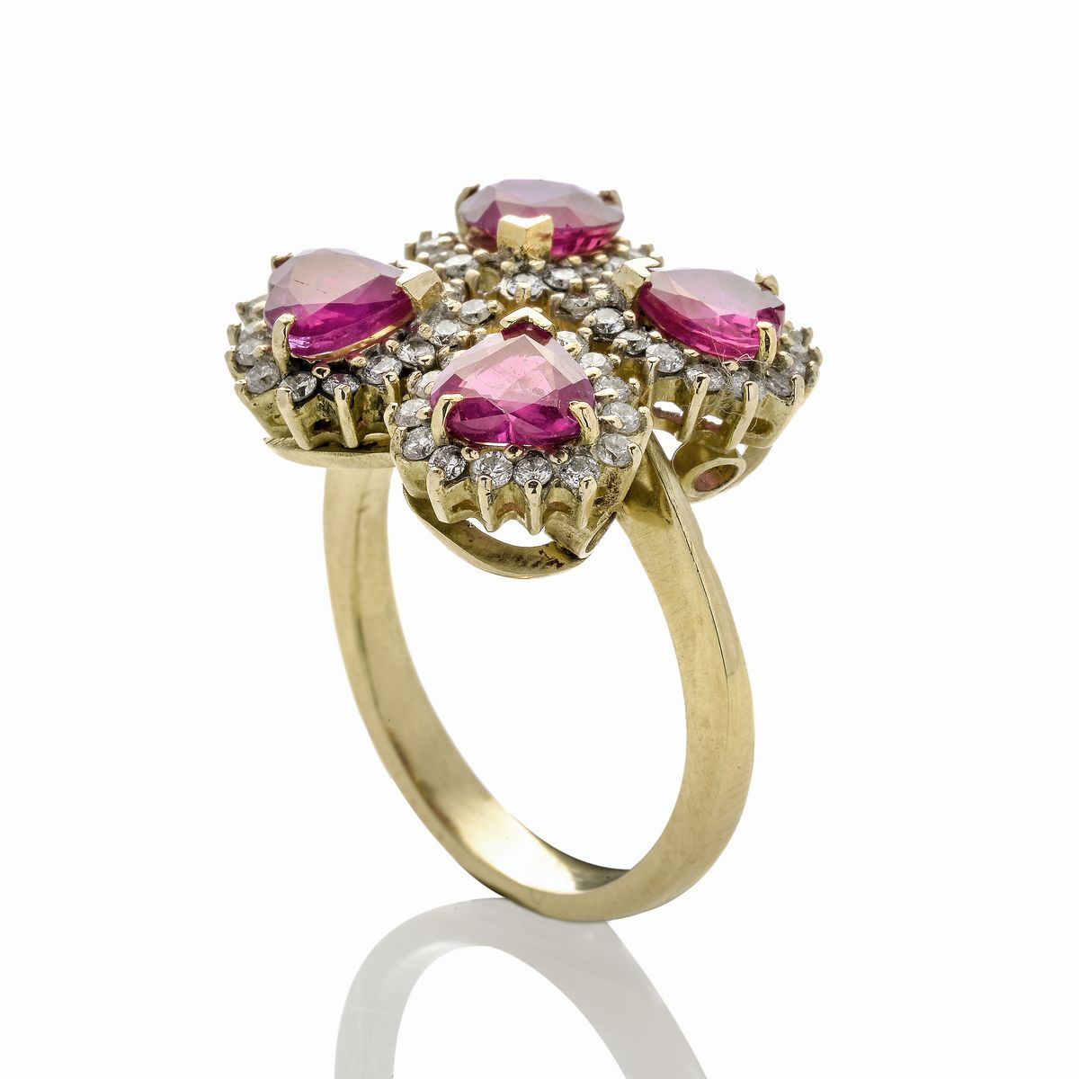 Anello in oro giallo, diamanti e rubini