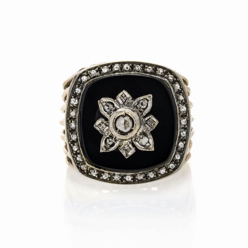 Anello a scudo in oro a basso titolo, argento, onice e diamanti